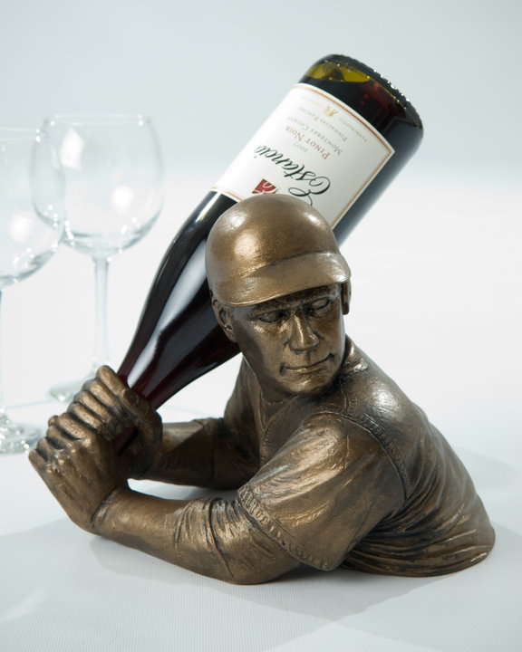 The BamVino bottle holder, in bronze, presenting a wine bottle